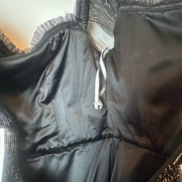 ❗️ $545 Monique Lhuillier Off Shoulder Cocktail Mini Dress Size 6 Silver Glitter - Picture 16 of 16